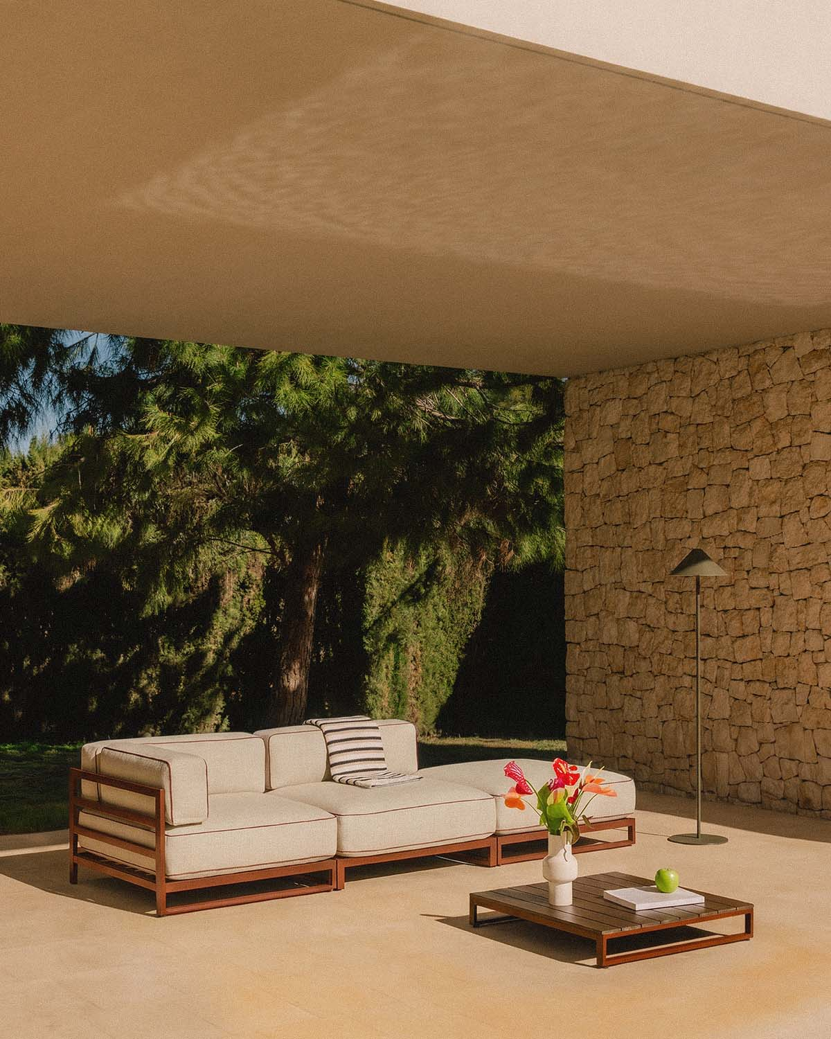 Conjunto de jardín con módulo esquinero, módulo central, módulo puff y mesa de centro de metal y tela Kristen, imagen de galer&iacute;a 2