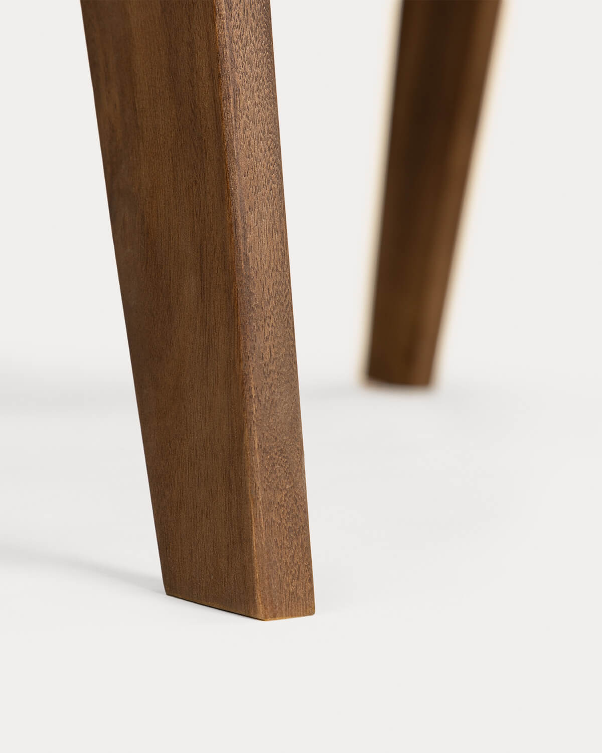 Silla de exterior con reposabrazos de madera de acacia y tela Tanon, imagen de galer&iacute;a 8