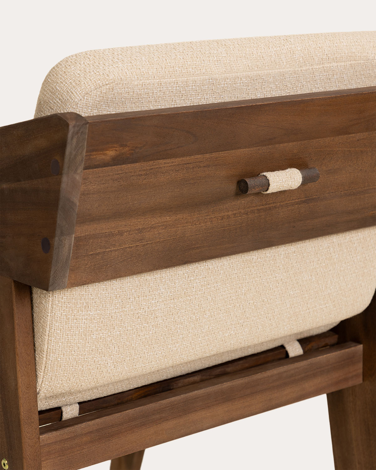 Silla de exterior con reposabrazos de madera de acacia y tela Tanon, imagen de galer&iacute;a 6