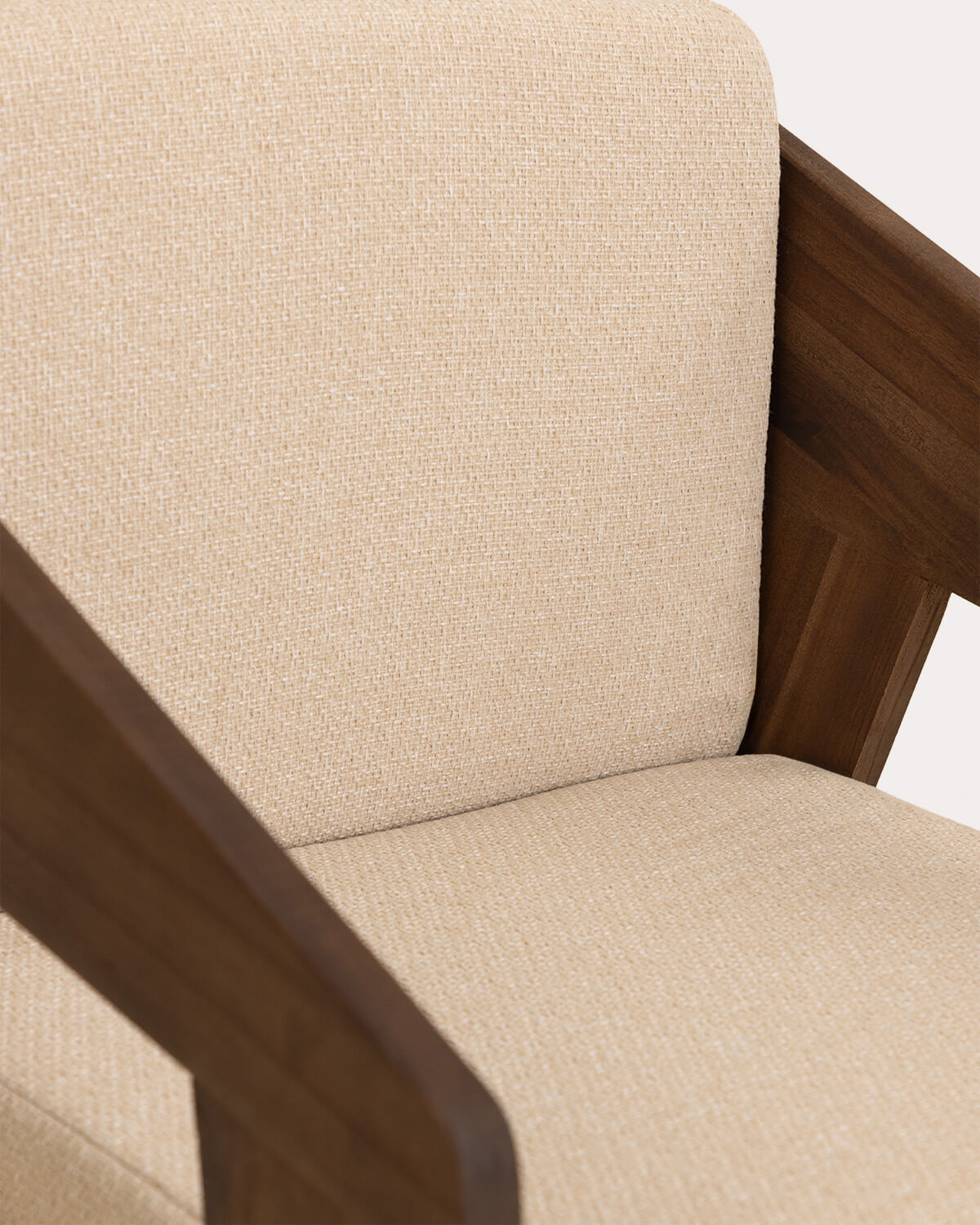 Silla de exterior con reposabrazos de madera de acacia y tela Tanon, imagen de galer&iacute;a 5