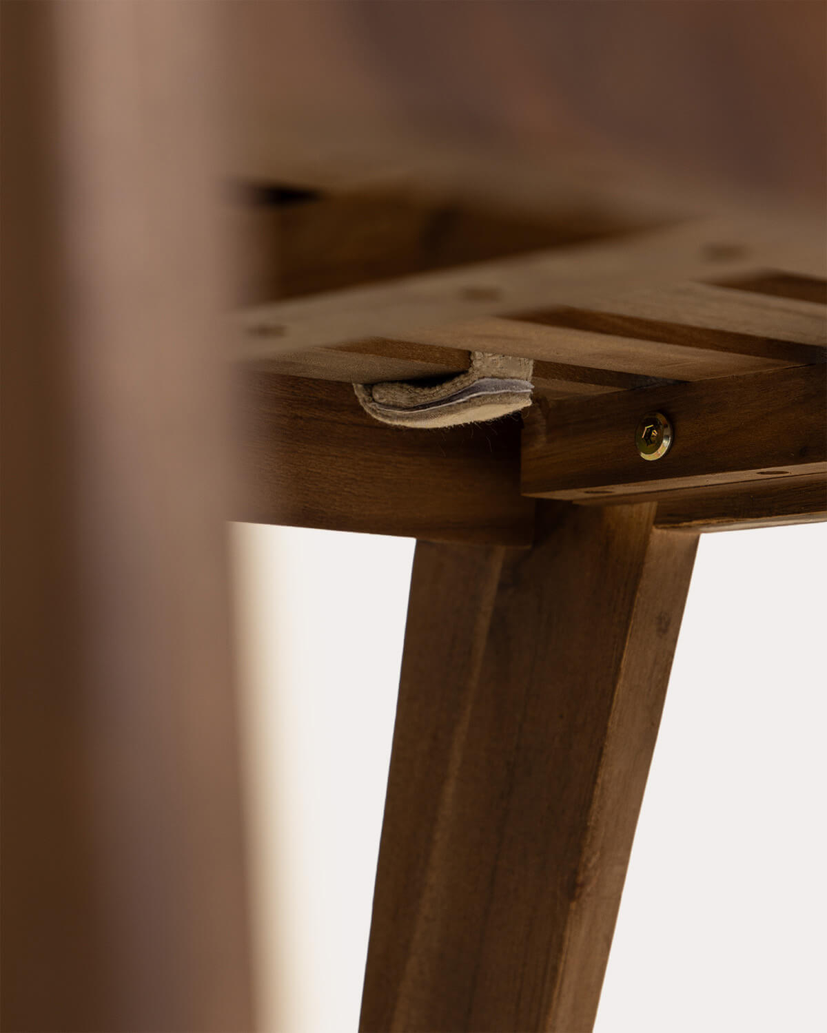 Silla de exterior con reposabrazos de madera de acacia y tela Tanon, imagen de galer&iacute;a 7