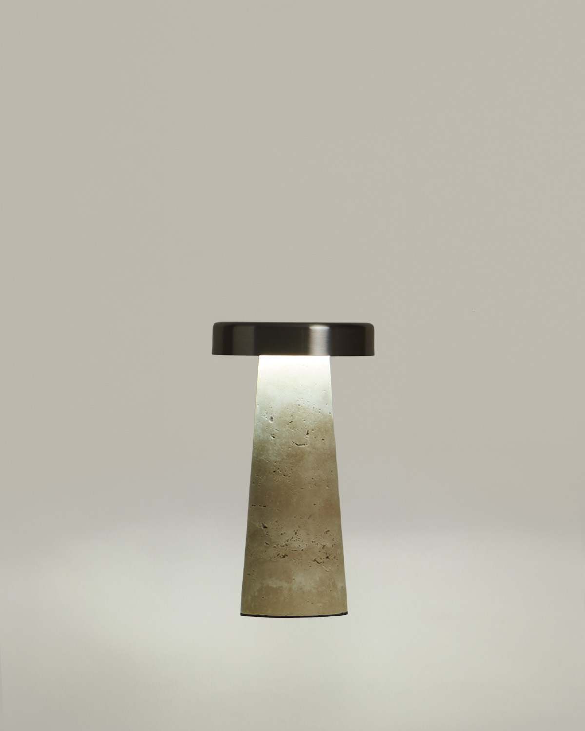 Lámpara de mesa led inalámbrica para exterior de mármol y metal Mysha, imagen de galer&iacute;a 6