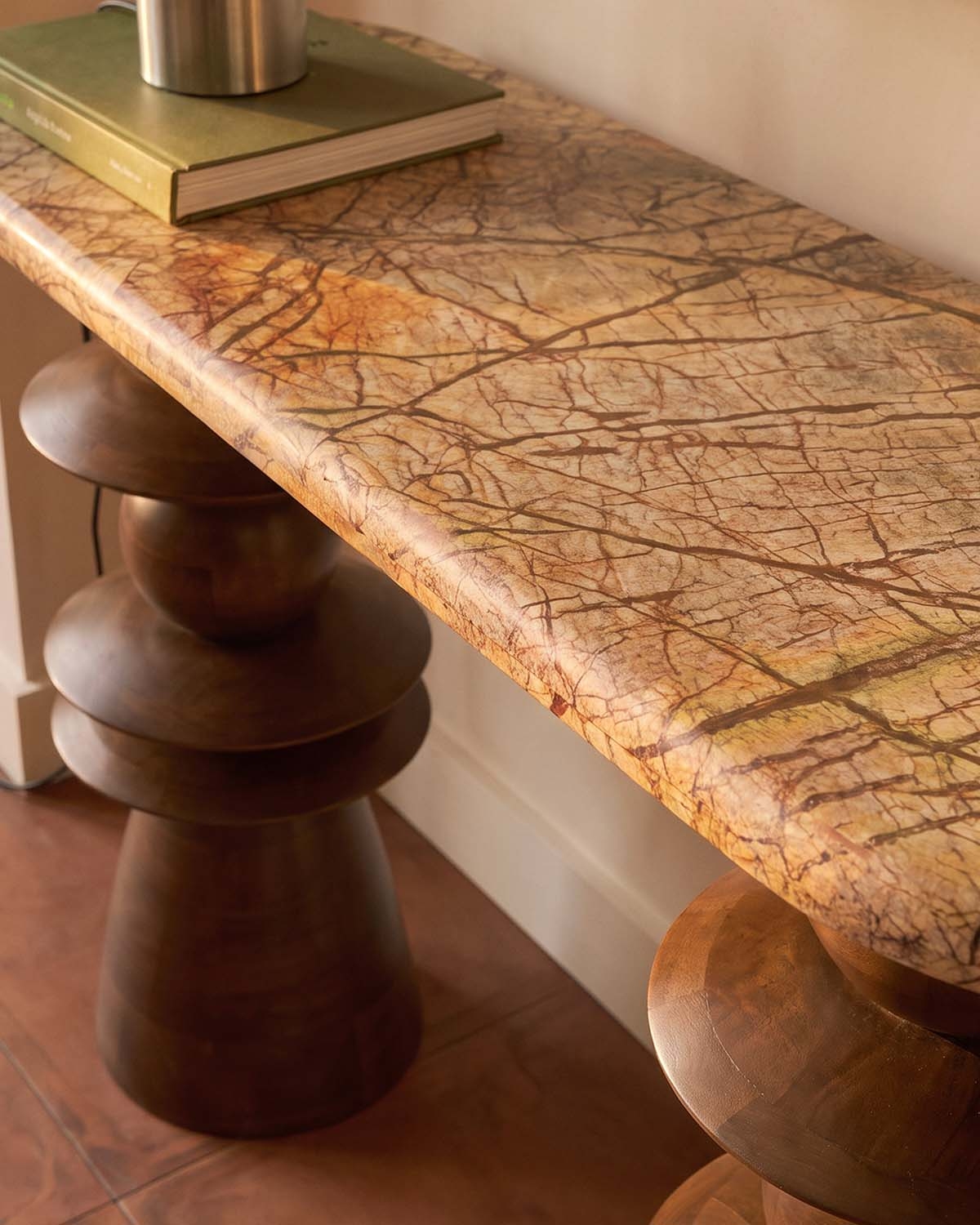 Consola recibidor ovalada 110x40 cm de mármol y madera de mango Erato, imagen de galer&iacute;a 3