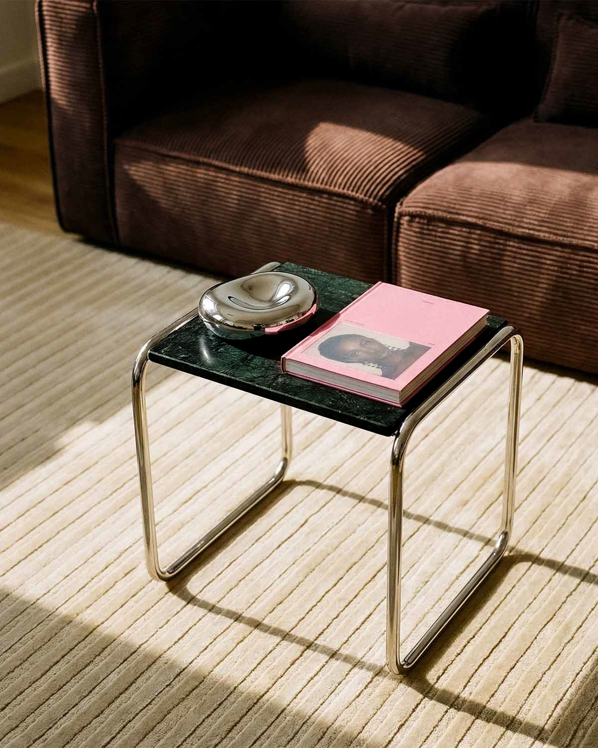 Mesa auxiliar cuadrada 40x40 cm de mármol y metal Nansa, imagen de galer&iacute;a 2