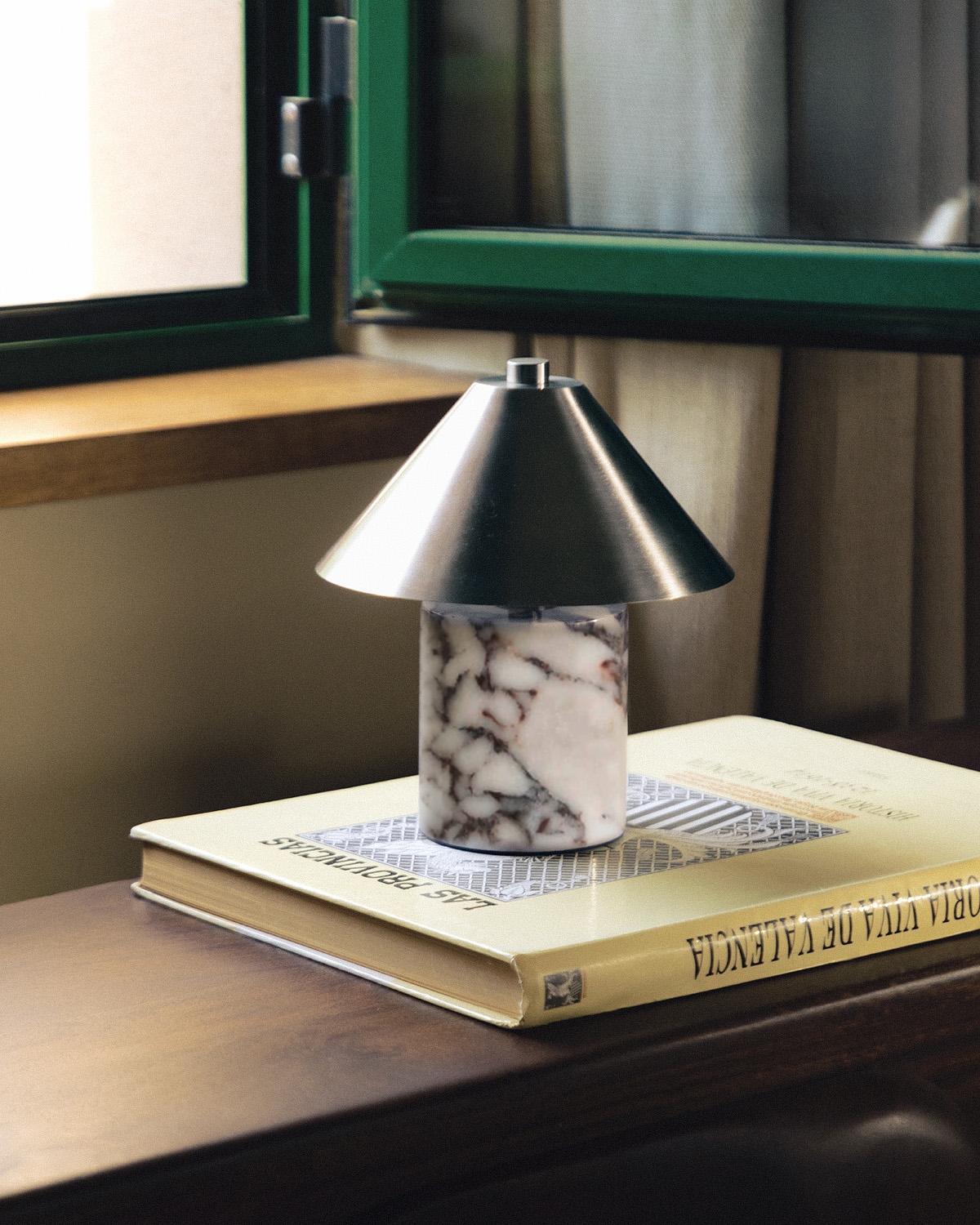 Lámpara de mesa led inalámbrica de mármol y metal Obely, imagen de galer&iacute;a 2