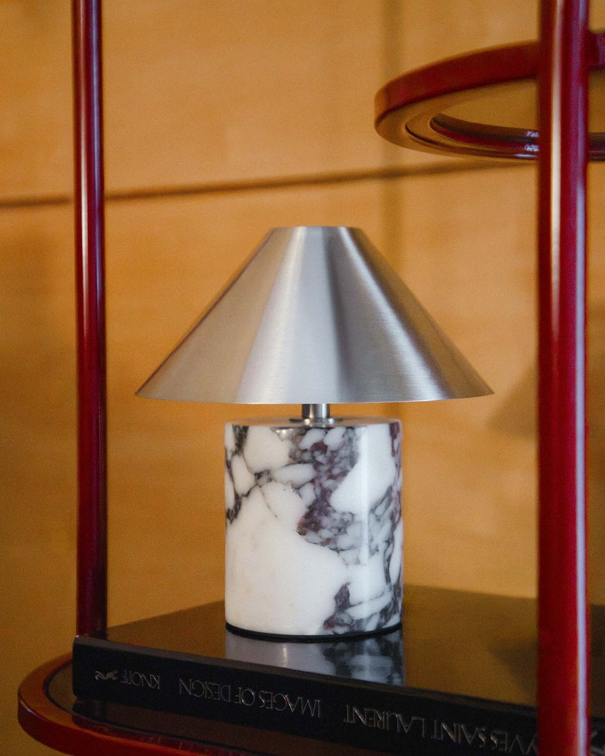 Lámpara de mesa led inalámbrica de mármol y metal Obely, imagen de galer&iacute;a 2