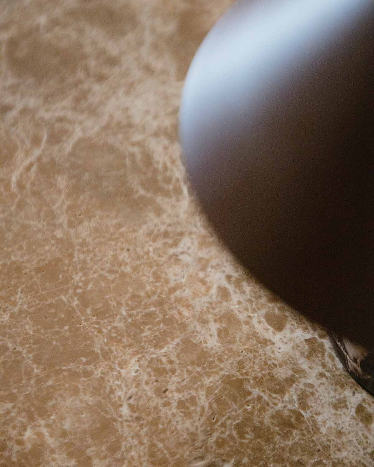 Mesa de centro redonda Ø90 cm de mármol y madera Hellie, imagen de galer&iacute;a 3