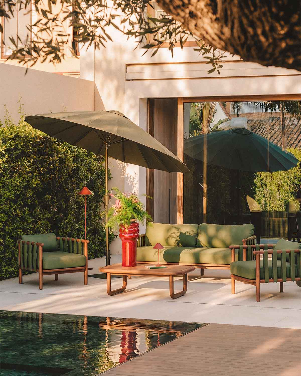 Set de jardín con sofá 2 plazas, 2 sillones y mesa de centro de madera de eucalipto y tela Edvard, imagen de galer&iacute;a 2