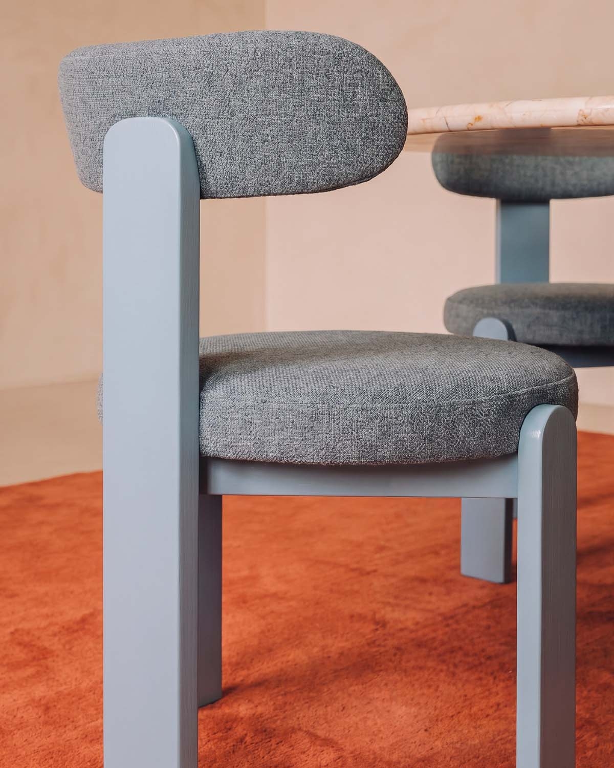 Silla de comedor de madera de roble y tela Leira, imagen de galer&iacute;a 3