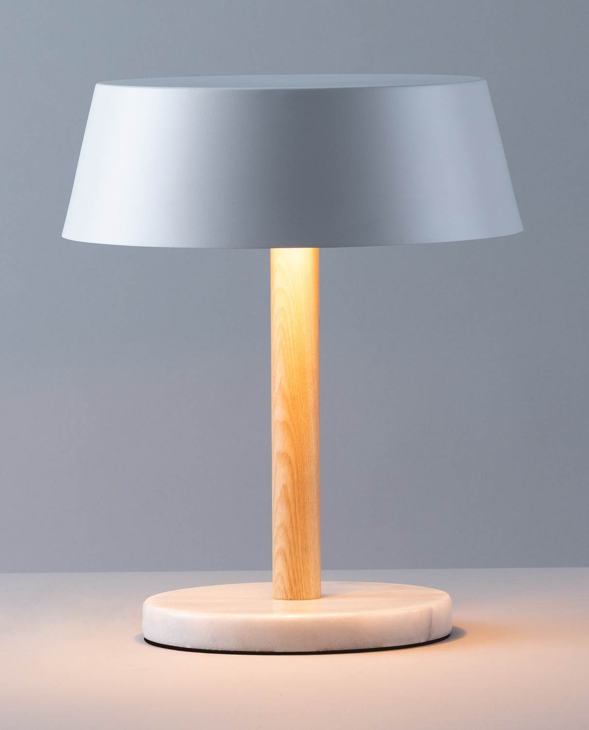Lampe de Table en Marbre et Bois Chip, image de la gelerie 2