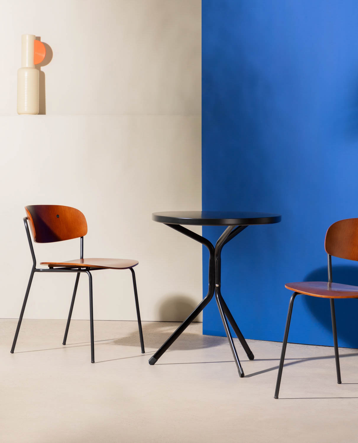 Set de Table Ronde en Métal Enlo et 2 Chaises en Bois Lemu, image de la gelerie 2