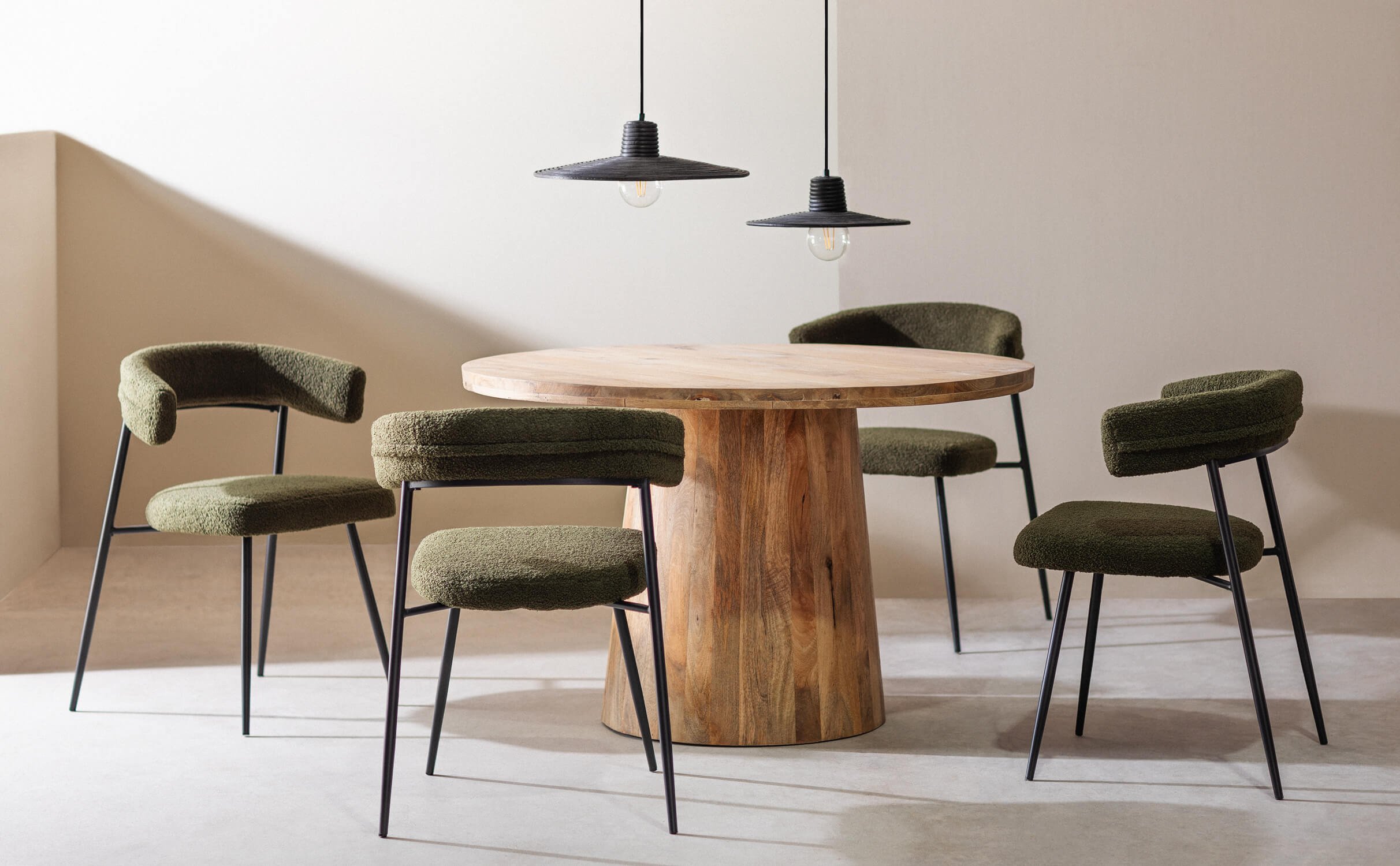 Set de Table Ronde en Bois Doran et 4 Chaises en Tissu Bouclé Eloise, image de la gelerie 1