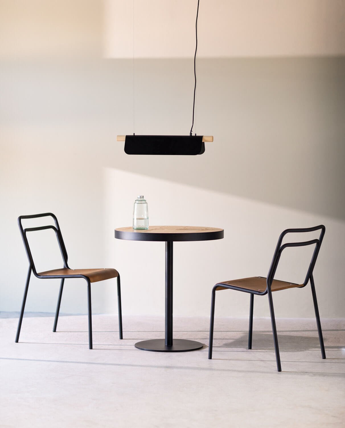 Ensemble de Table Ronde Zoar et 2 Chaises en Métal et Bois Curi, image de la gelerie 2