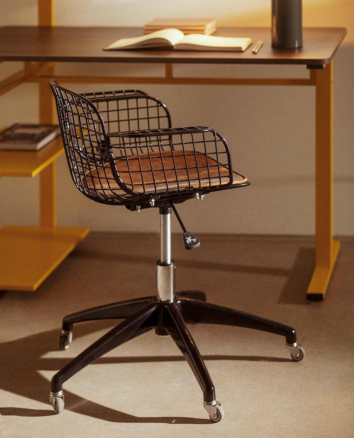 Set de Bureau avec Étagère Demi et Chaise de Bureau Vintage avec Dossier Bas Aras, image de la gelerie 1