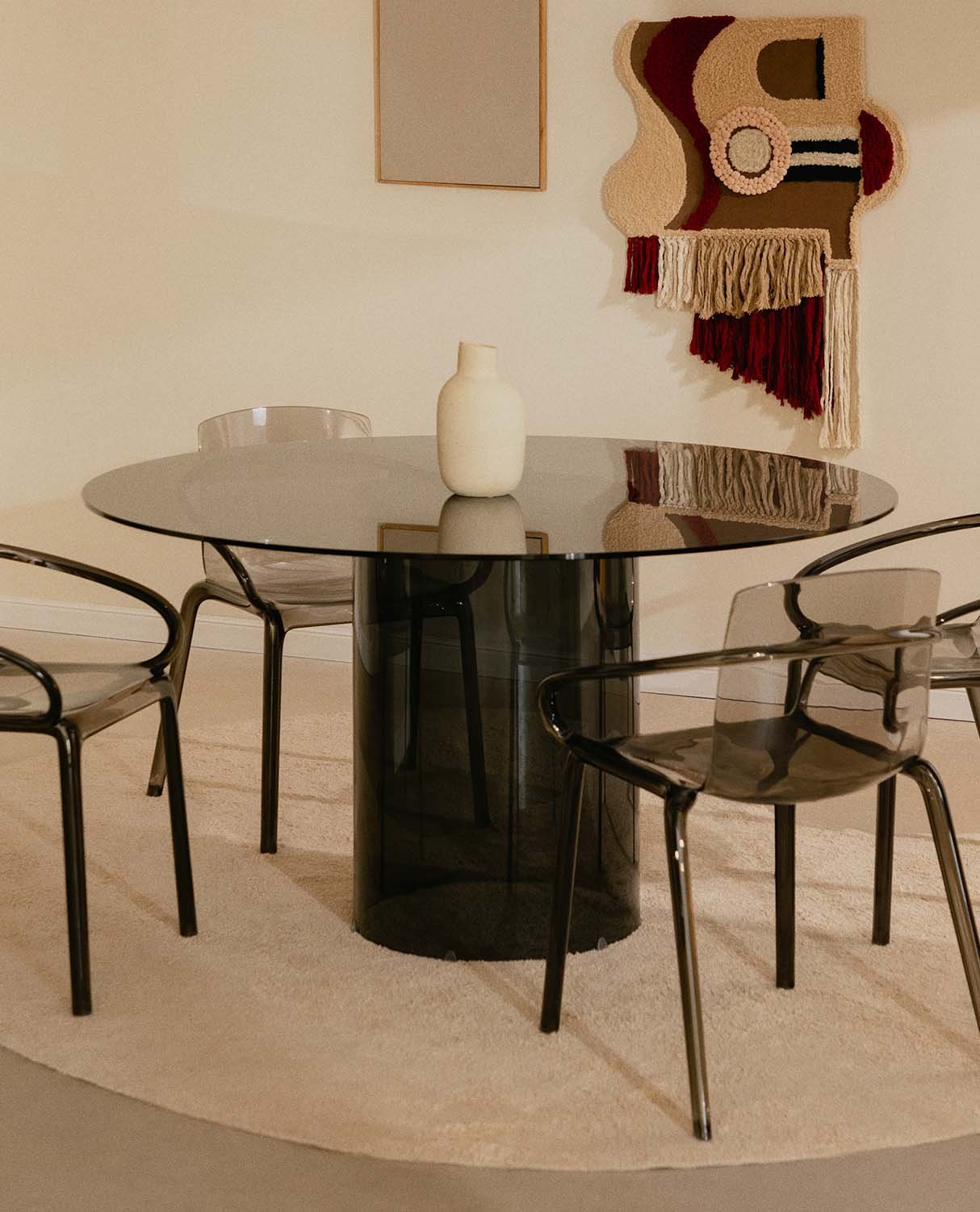 Set de Table de Salle à Manger Ronde en Verre Trempé Kolu et 4 Chaises en Polycarbonate Zuera , image de la gelerie 2