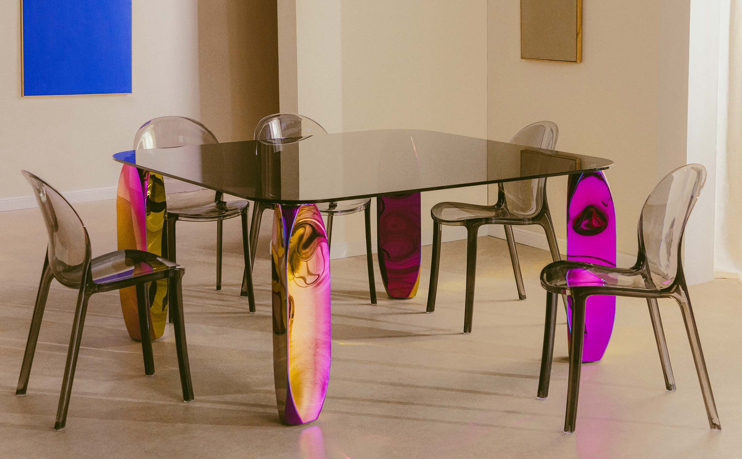Ensemble Table de Salle à Manger Carrée en Verre Trempé Merli et 4 Chaises Imatra en Polycarbonate, image de la gelerie 1