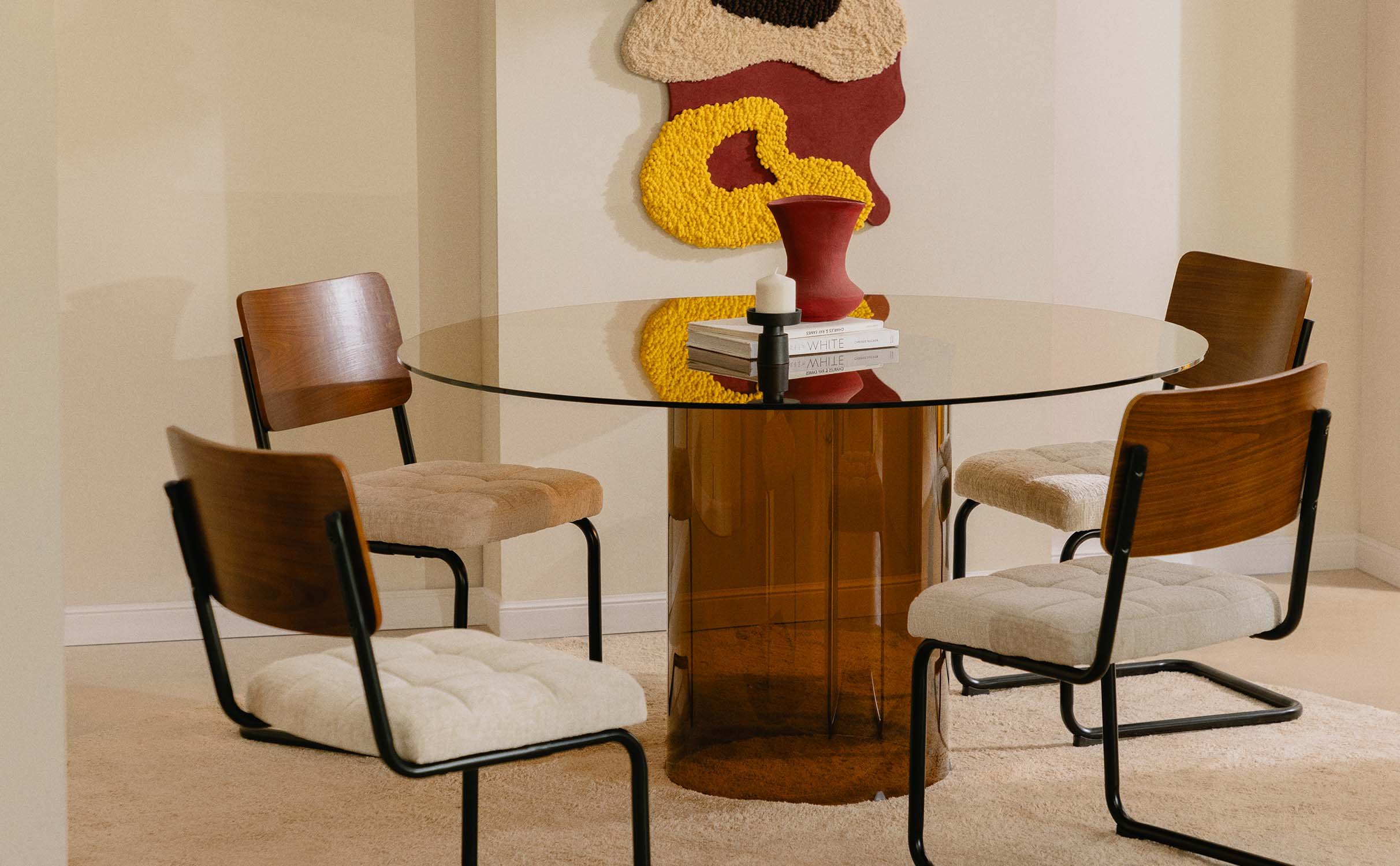 Set de Table de Salle à Manger Ronde en Verre Trempé Kolu et 4 Chaises en Bois et Tissu Cuba, image de la gelerie 1