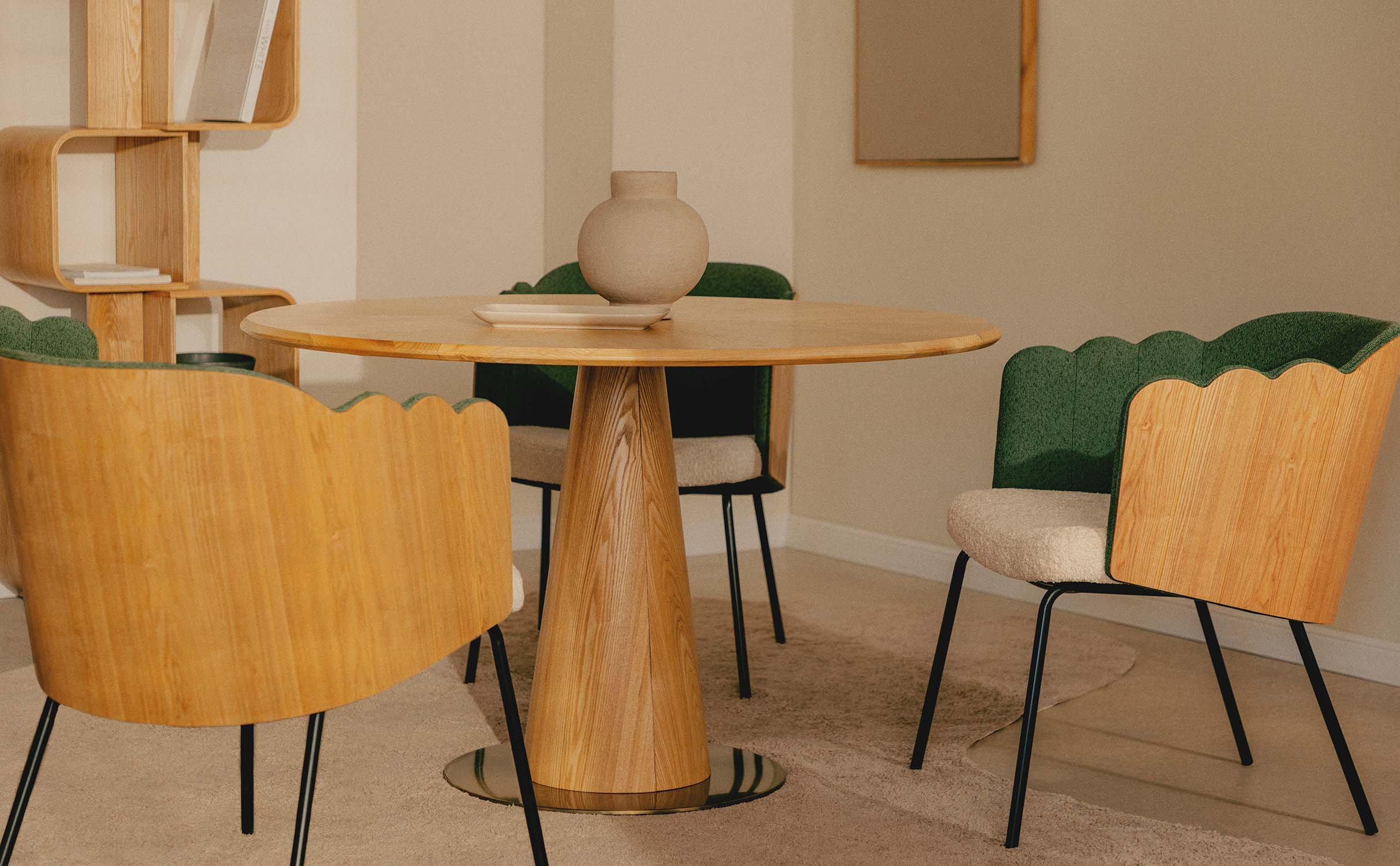 Set de Table de Salle à Manger Ronde en Bois Era et 4 Chaises en Tissu Rene, image de la gelerie 1