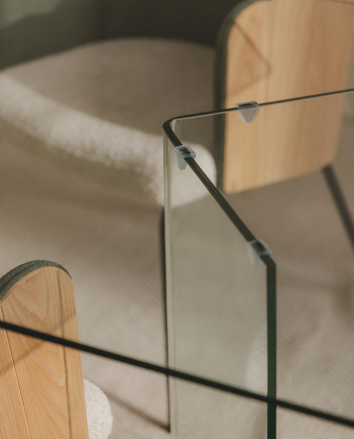 Ensemble Table à Manger Rectangulaire en Verre Trempé (180x90 cm) Kamil et 4 Chaises en Bois Rene, image de la gelerie 5