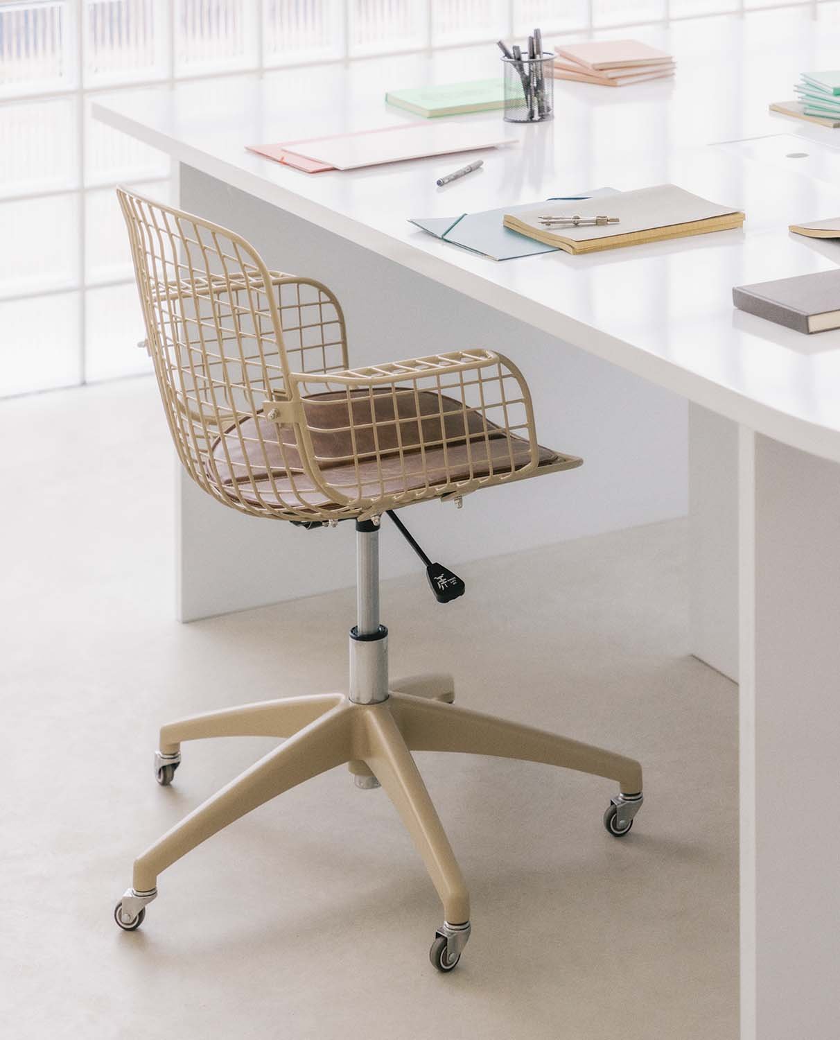 Chaise de Bureau Vintage à Dossier Haut Aras , image de la gelerie 2