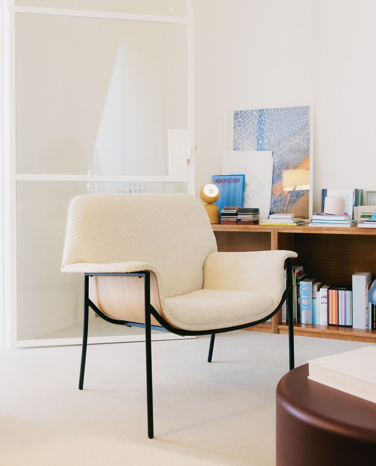 Fauteuil avec Accoudoirs en Bois et Tissu Rinu, image de la gelerie 2