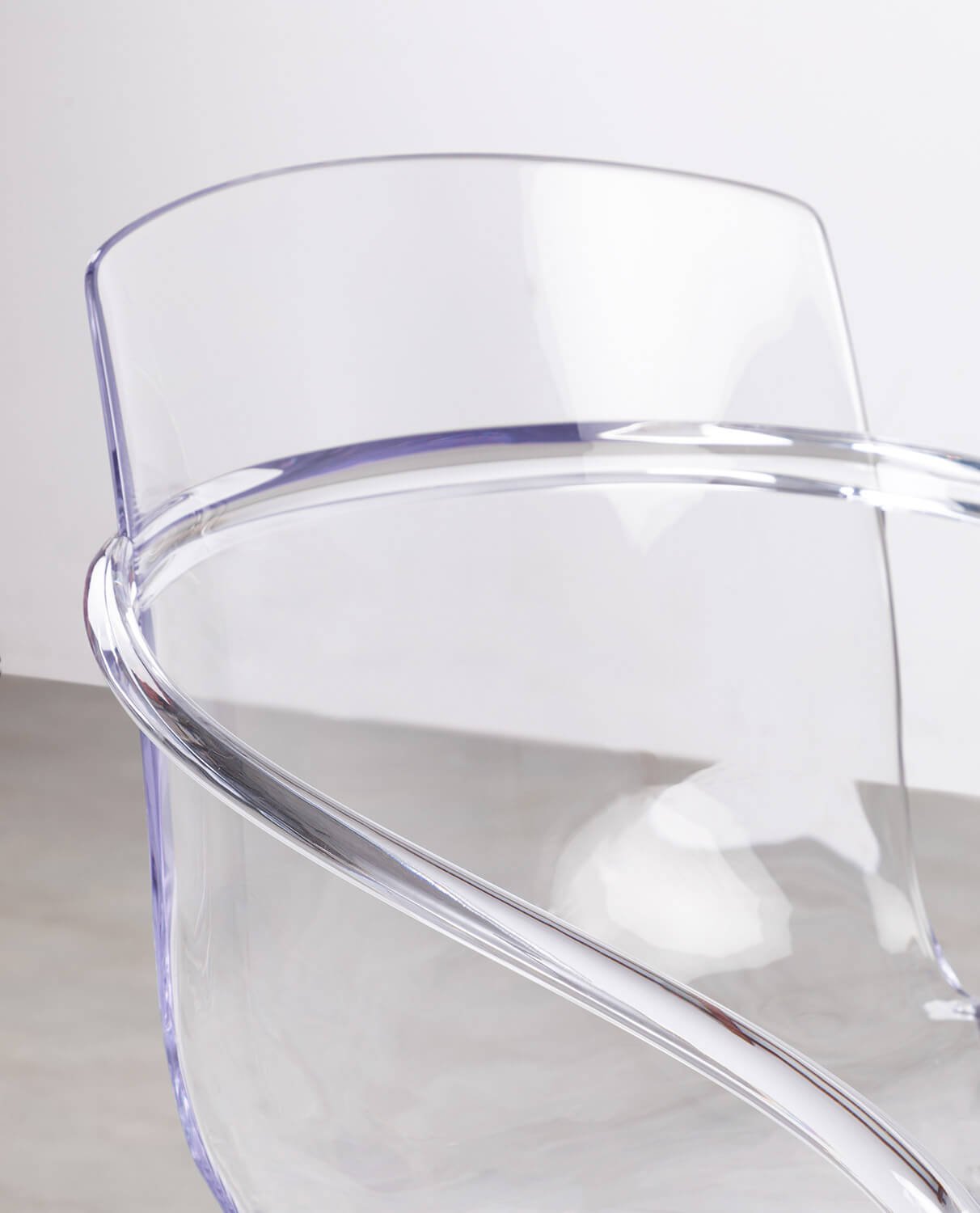 Set de Table de Salle à Manger Iridiscente en Verre Trempé Iris et 4 Chaises en Polycarbonate Zuera, image de la gelerie 2