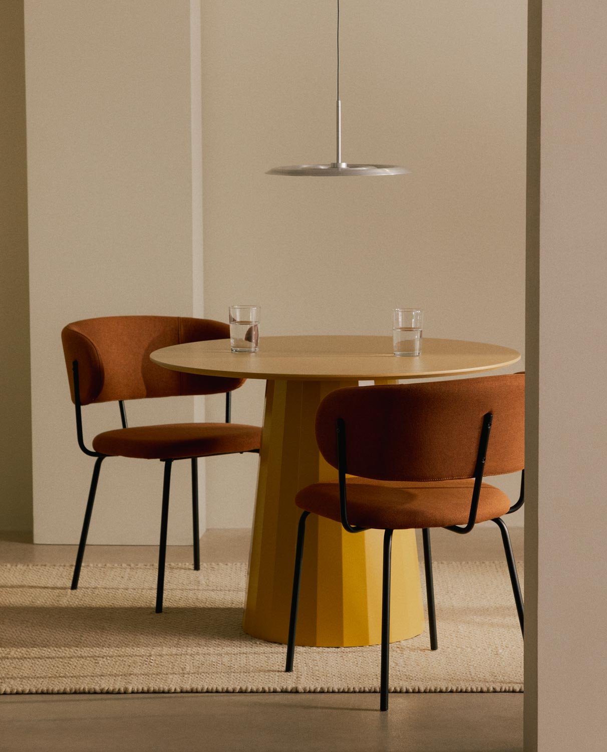 Set de Table de Salle à Manger en Boise Irem et 2 Chaises en Tissu Bonse, image de la gelerie 2