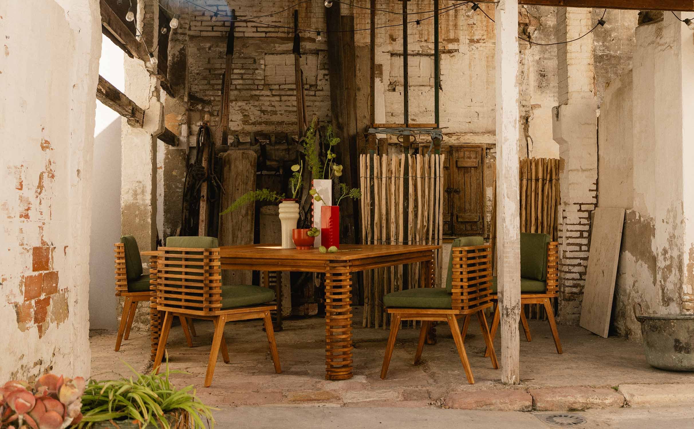 Ensemble de Table Carrée et 8 chaises en Bois d´ Acacia et Tissu Hazan, image de la gelerie 1