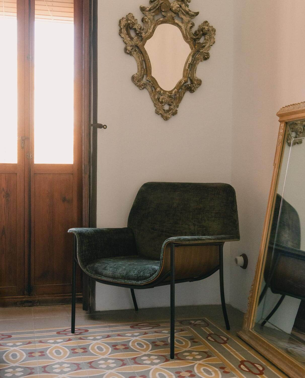 Fauteuil avec Accoudoirs en Bois et Tissu Rinu, image de la gelerie 2