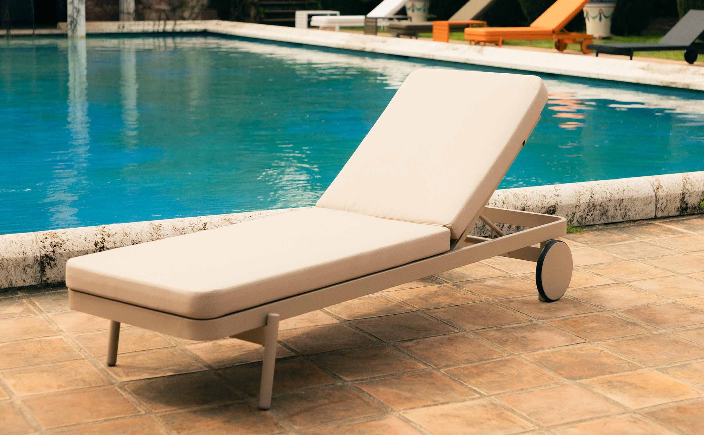 Chaise Longue Inclinable avec Coussin en Tissu et Aluminium Celina, image de la gelerie 1
