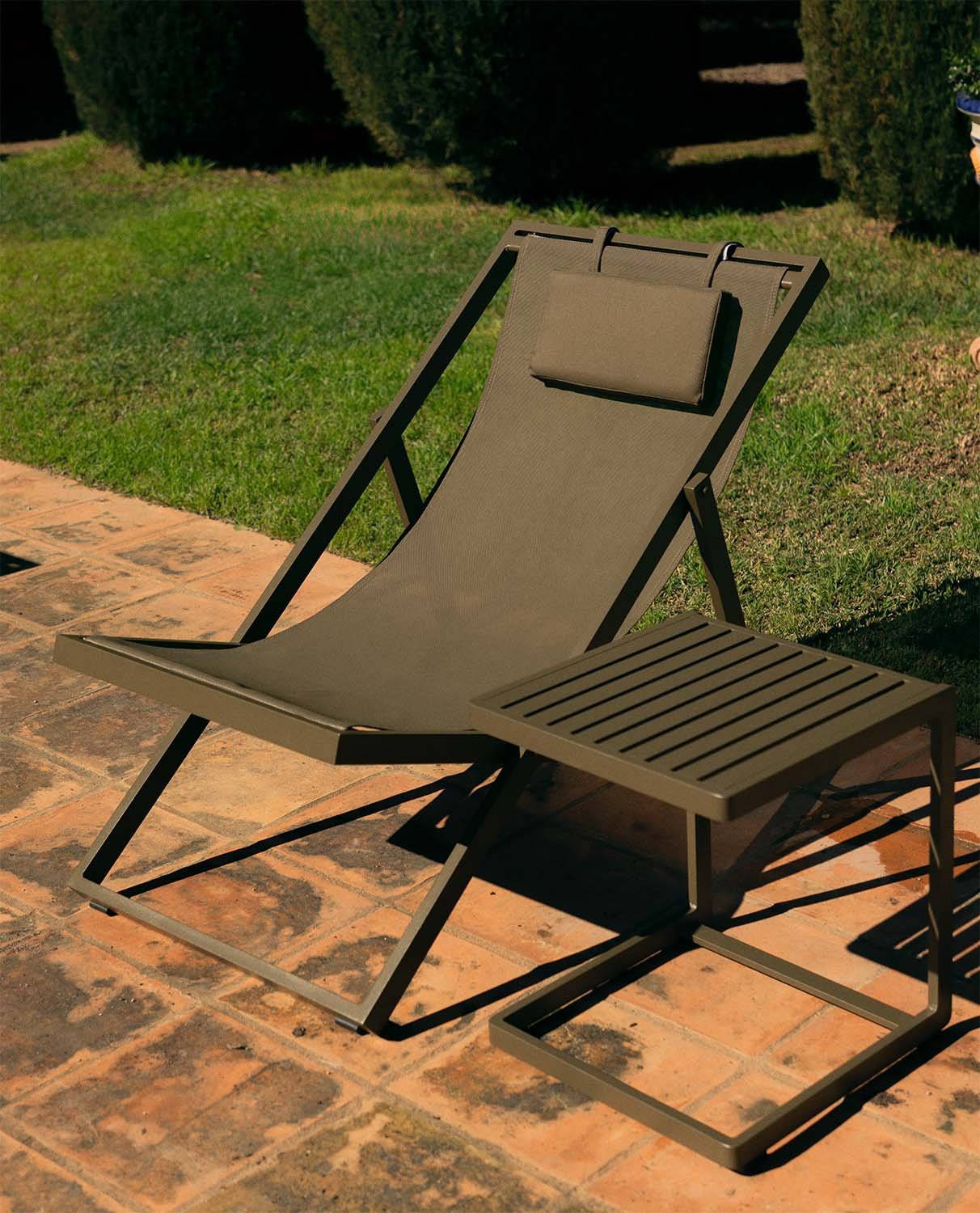 Hamac Inclinable Rilas et Table d'Appoint en Aluminium Kreta, image de la gelerie 2