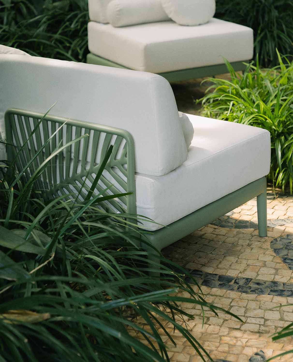 Ensemble de Jardin avec Canapé 2 Places, 2 Fauteuils et une Table Basse en Verre Trempé et Polypropylène Meivy, image de la gelerie 6