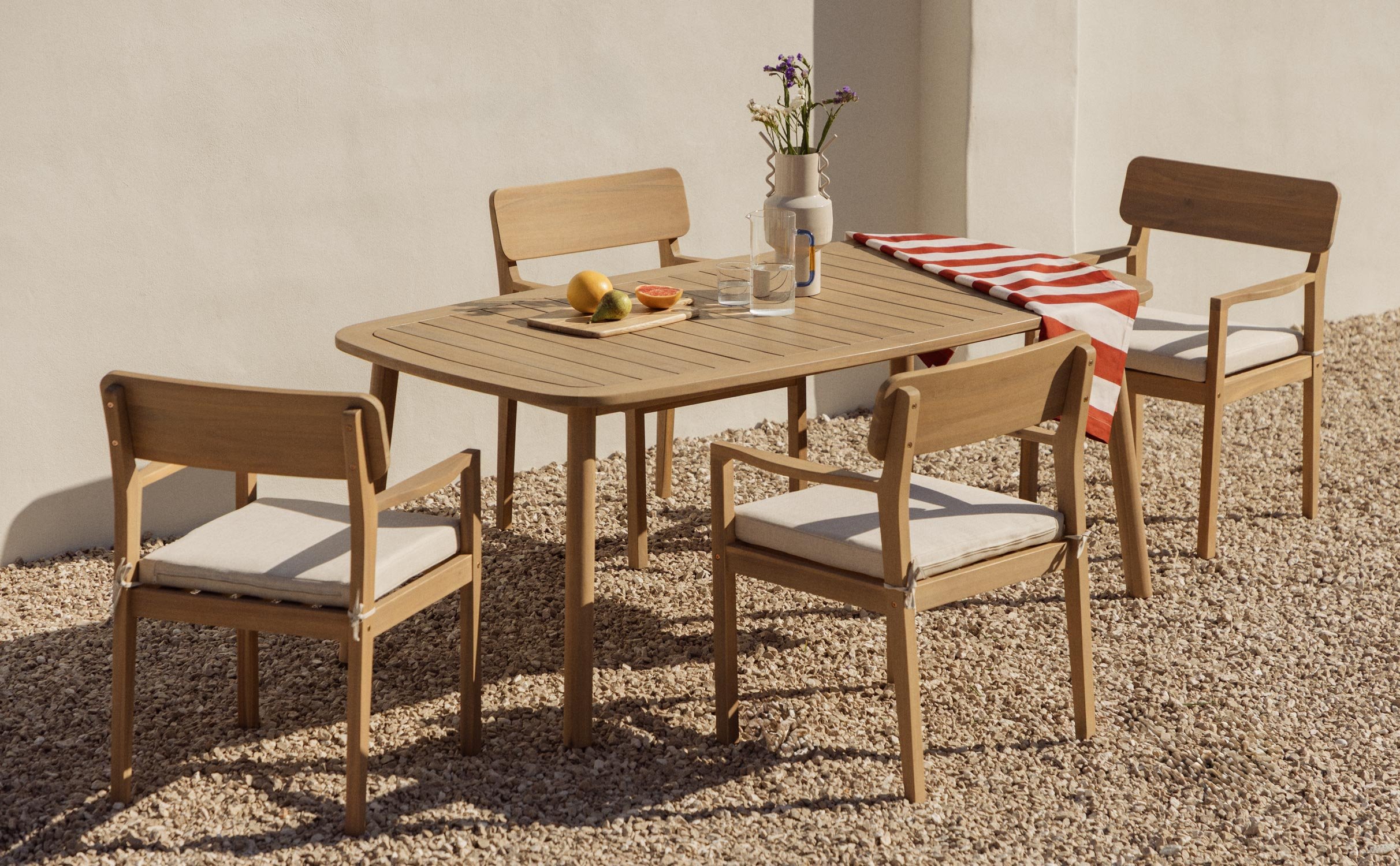 Ensemble Table de Jardin Rectangulaire (180x100 cm) et 4 Chaises avec Accoudoirs en Bois d'Acacia Marla, image de la gelerie 1
