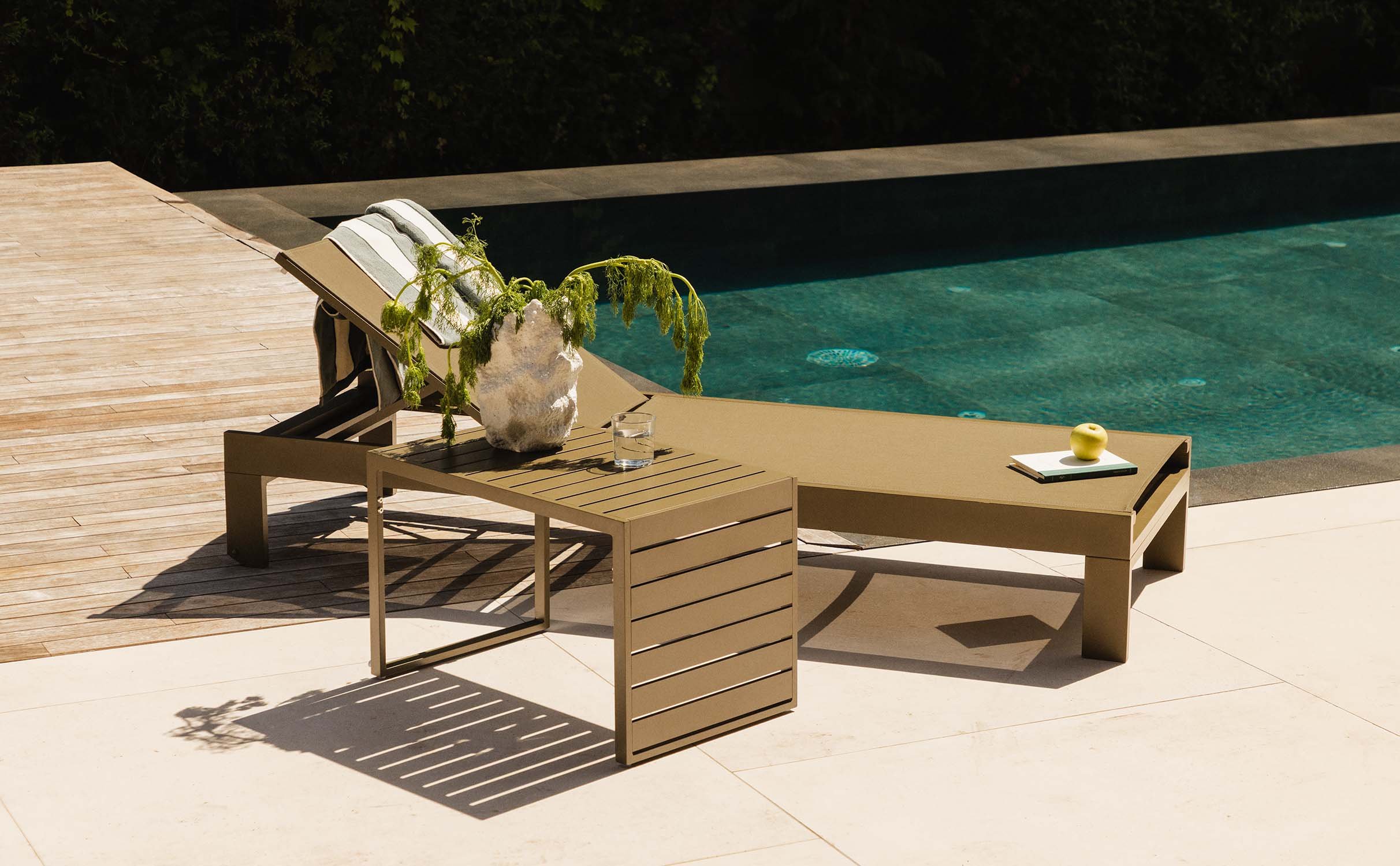 Chaise Longue et Table Basse en Aluminium New Kreta, image de la gelerie 1