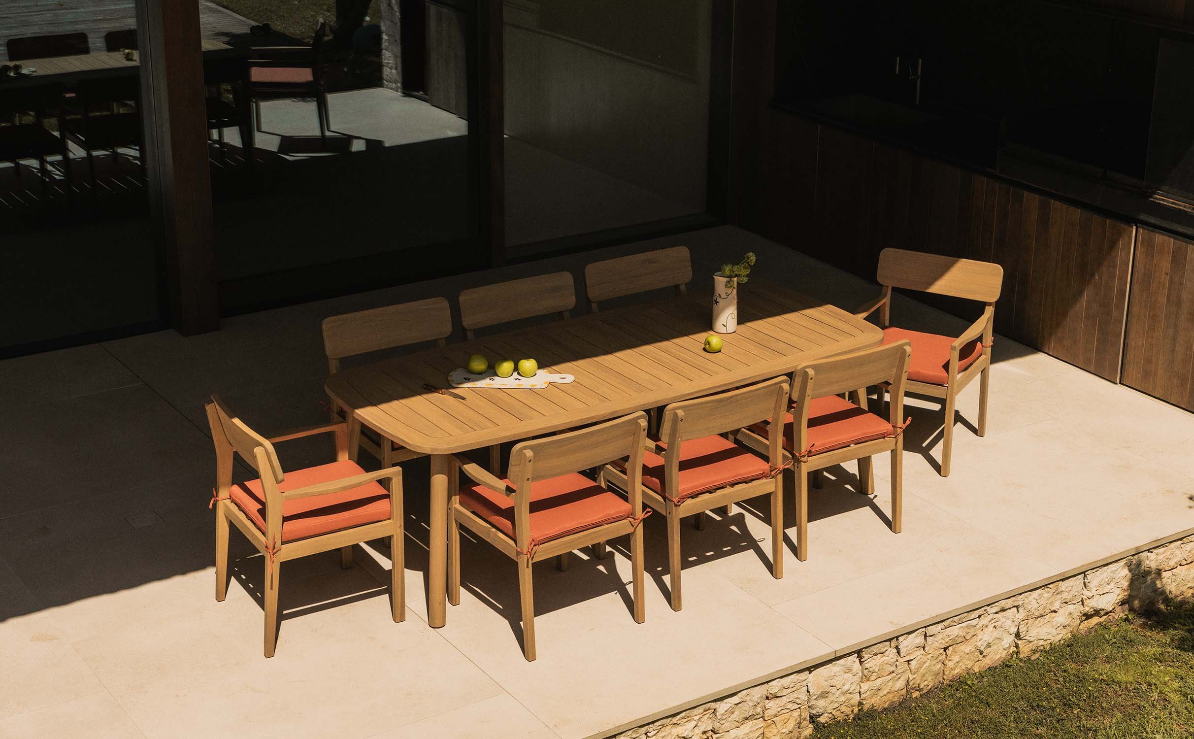 Ensemble Table Rectangulaire (240x100 cm) et 8 Fauteuils avec Accoudoirs en Bois d'Acacia Marla, image de la gelerie 1