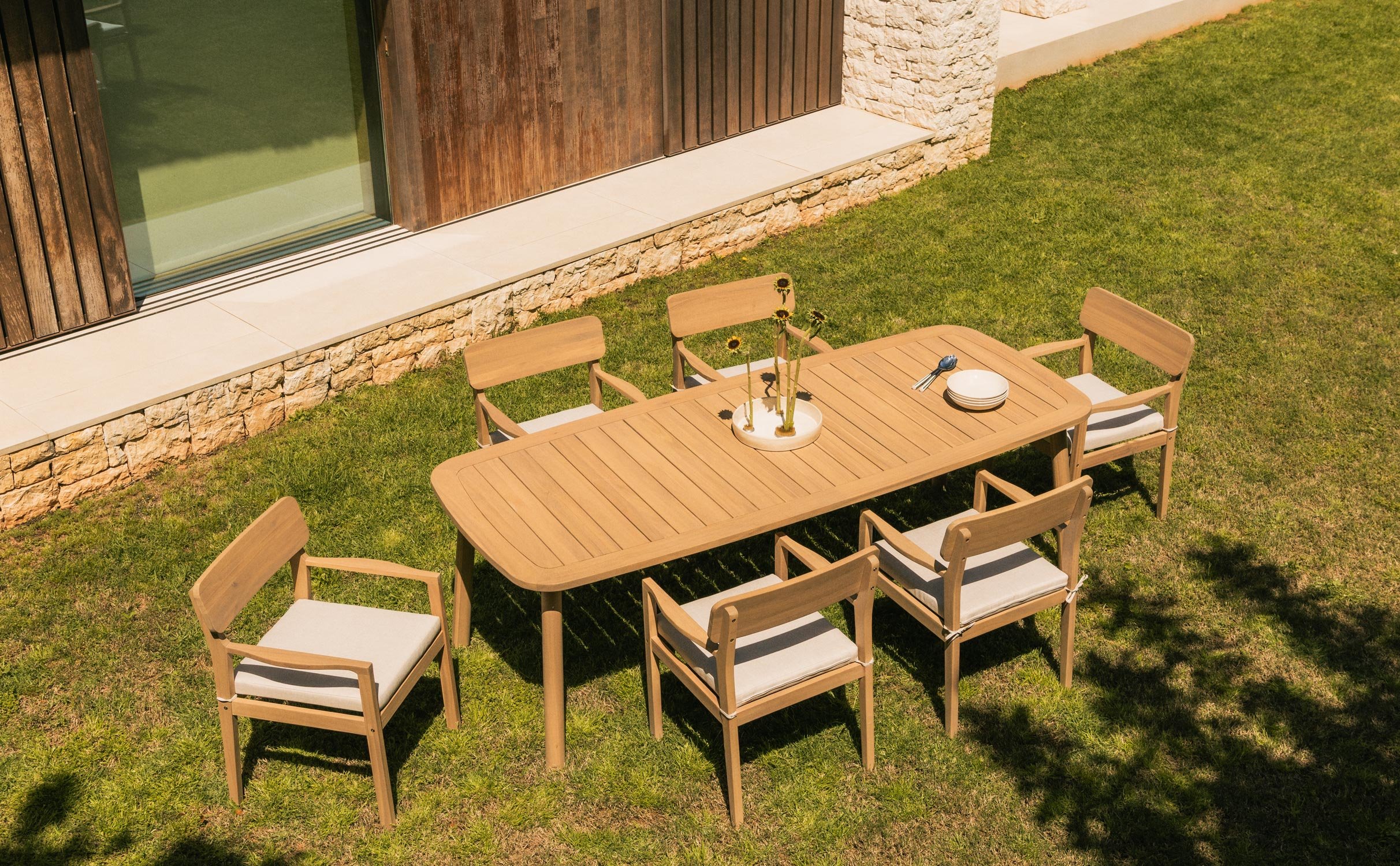 Table de Jardin Rectangulaire (240x100 cm) en Bois d'Acacia et 6 Chaises avec Accoudoirs Marla , image de la gelerie 1