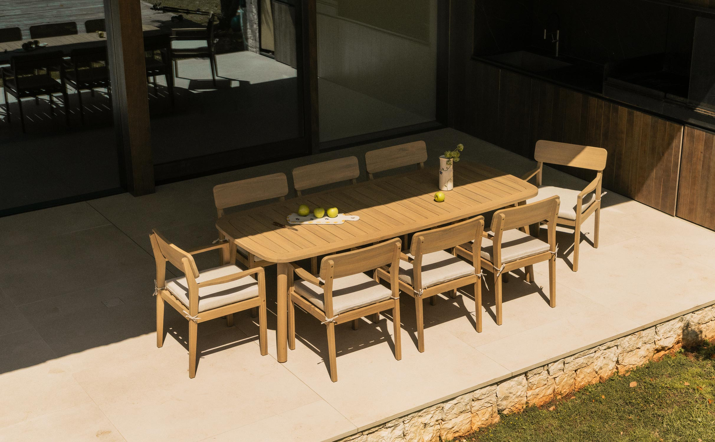 Ensemble Table Rectangulaire (240x100 cm) et 8 Fauteuils avec Accoudoirs en Bois d'Acacia Marla, image de la gelerie 1