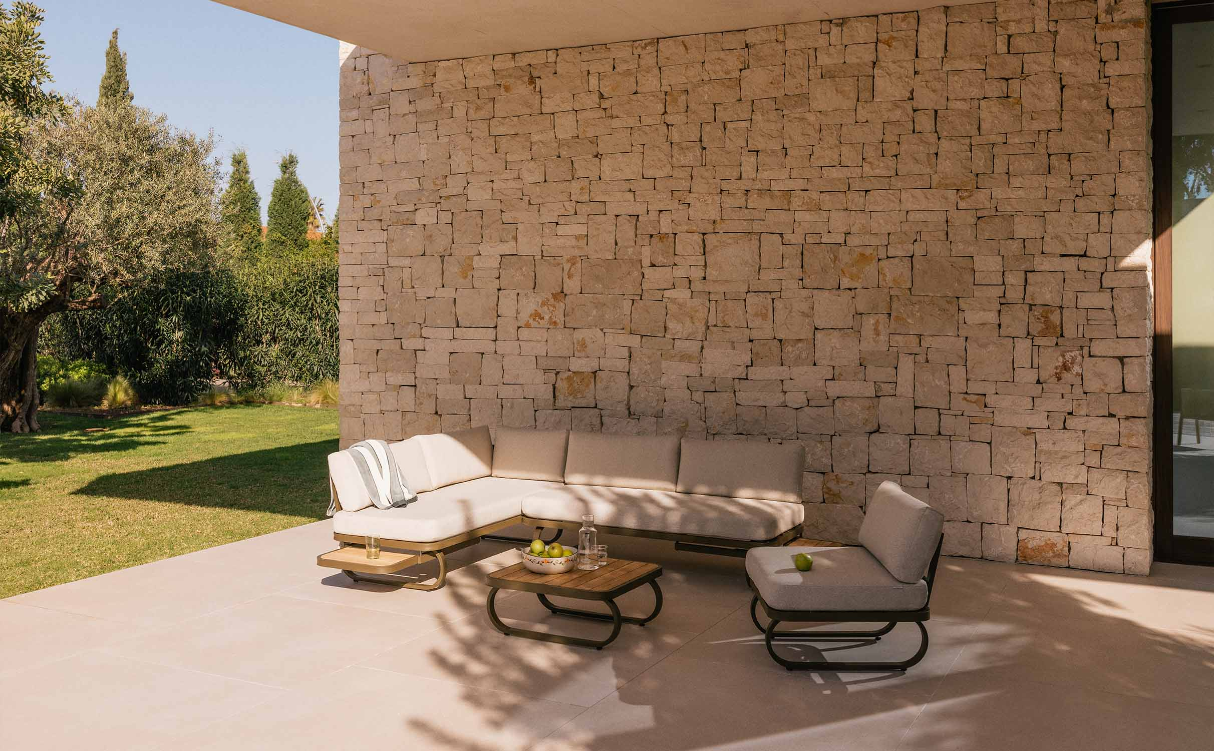 Ensemble de Jardin en Métal et Bois de Teck avec Fauteuil Simple Emilia, image de la gelerie 1