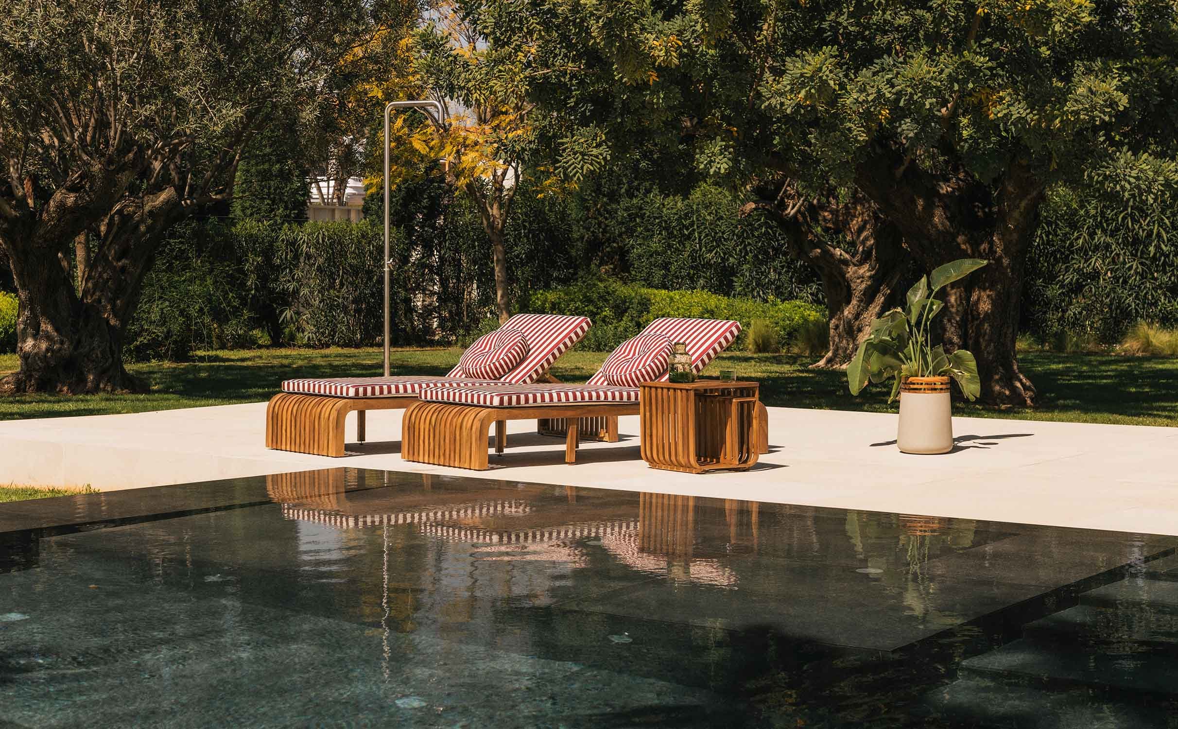 Pack 2 Chaises Longues et Table d'Appoint en Bois d'Acacia Hazan, image de la gelerie 1