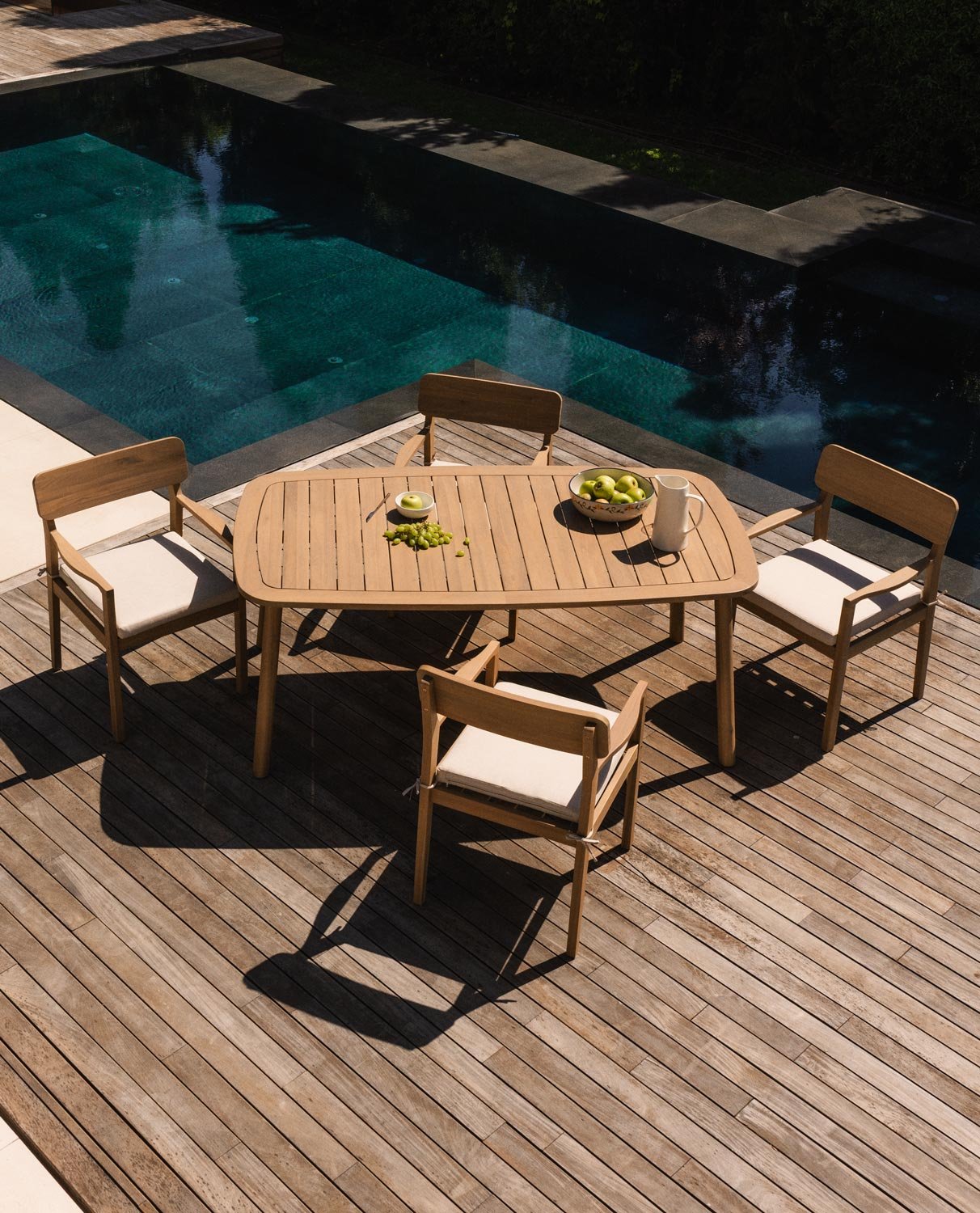 Ensemble Table Rectangulaire (180x100 cm) et 4 Chaises avec Accoudoirs en Bois d'Acacia d'Extérieur Marla, image de la gelerie 2