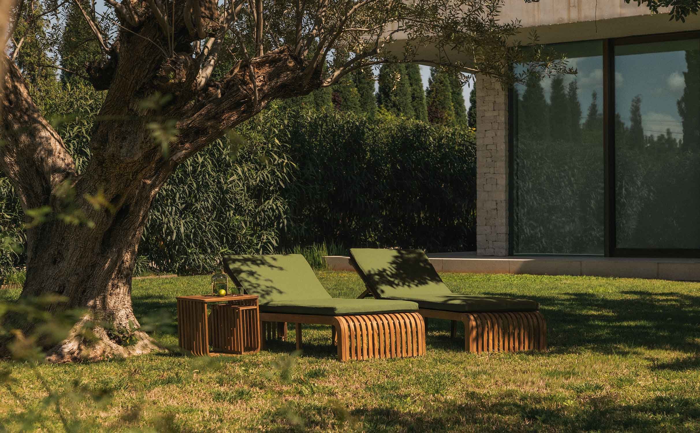 Pack 2 Chaises Longues et Table d'Appoint en Bois d'Acacia Hazan, image de la gelerie 1
