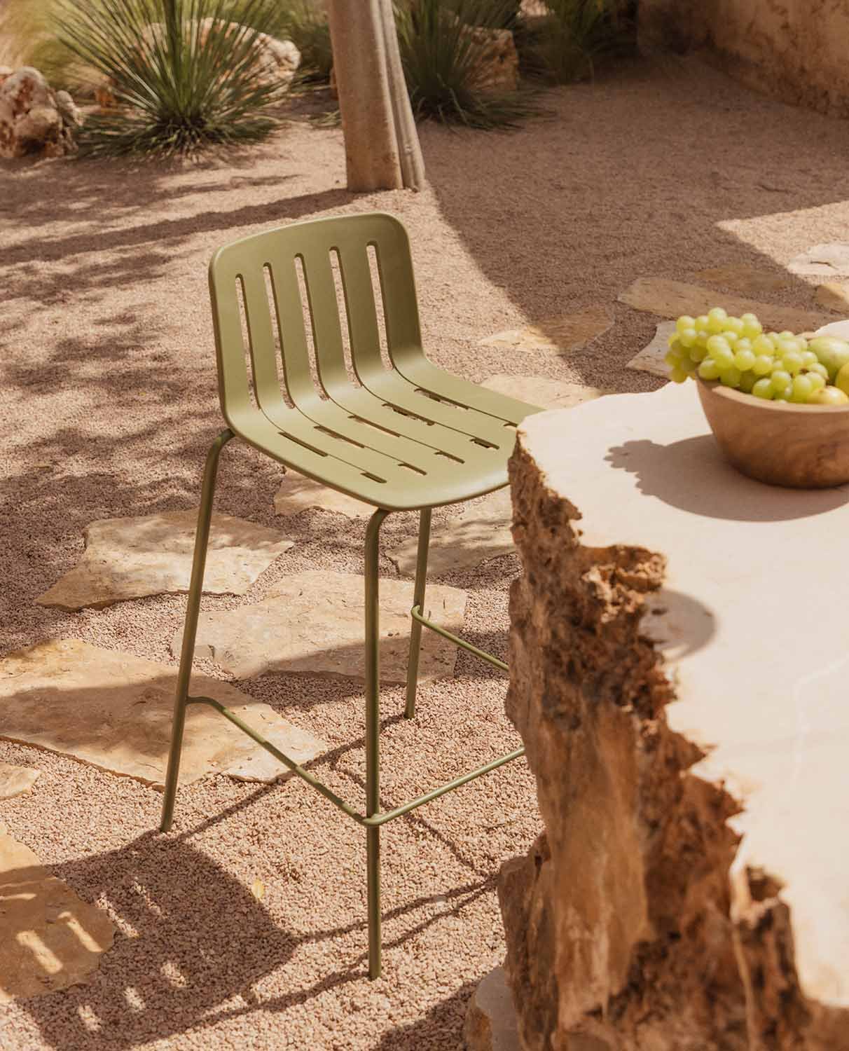 Tabouret Haut d'Extérieur en Polypropylène et Métal (74 cm) Romi, image de la gelerie 2