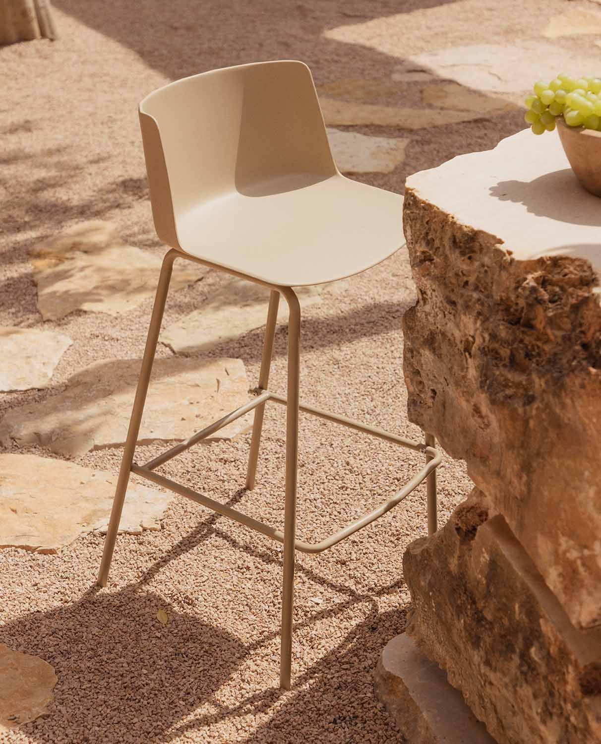 Tabouret Haut d'Extérieur en Polypropylène et Métal (74 cm) Meivy, image de la gelerie 2