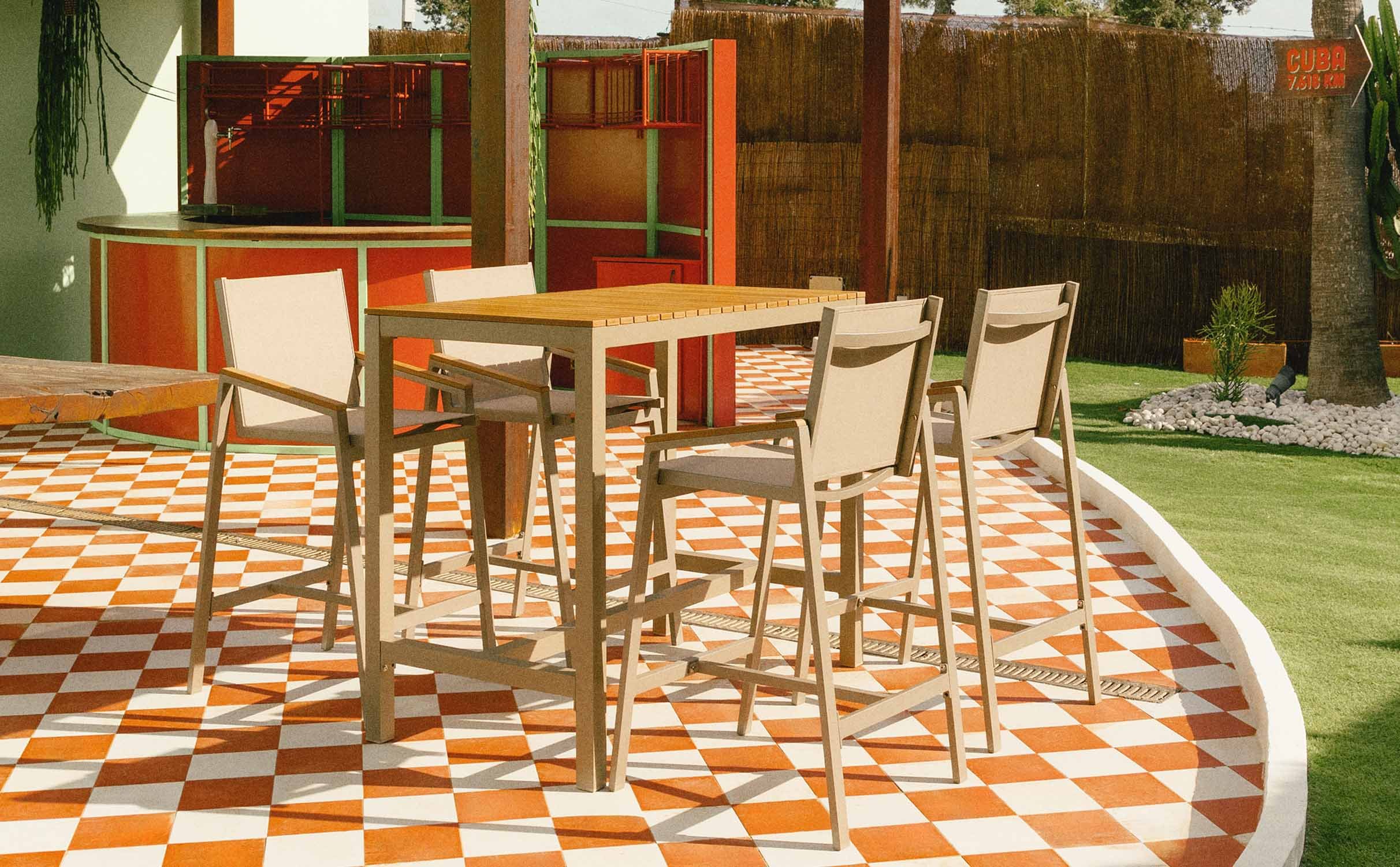 Ensemble Table Haute et 4 Tabourets Hauts D'extérieur en Aluminium Korce, image de la gelerie 1