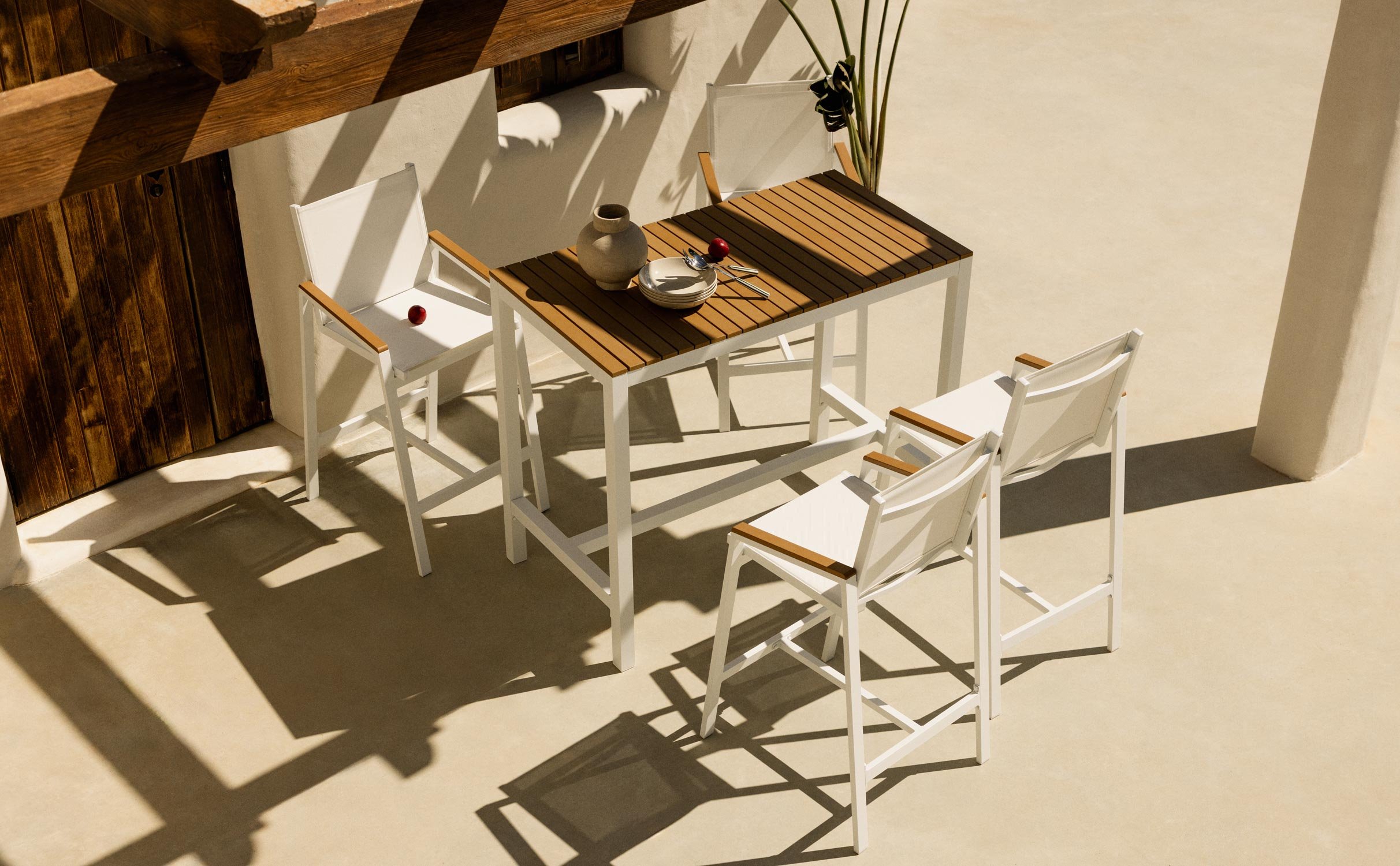 Ensemble Table Haute et 4 Tabourets Hauts D'extérieur en Aluminium Korce, image de la gelerie 1