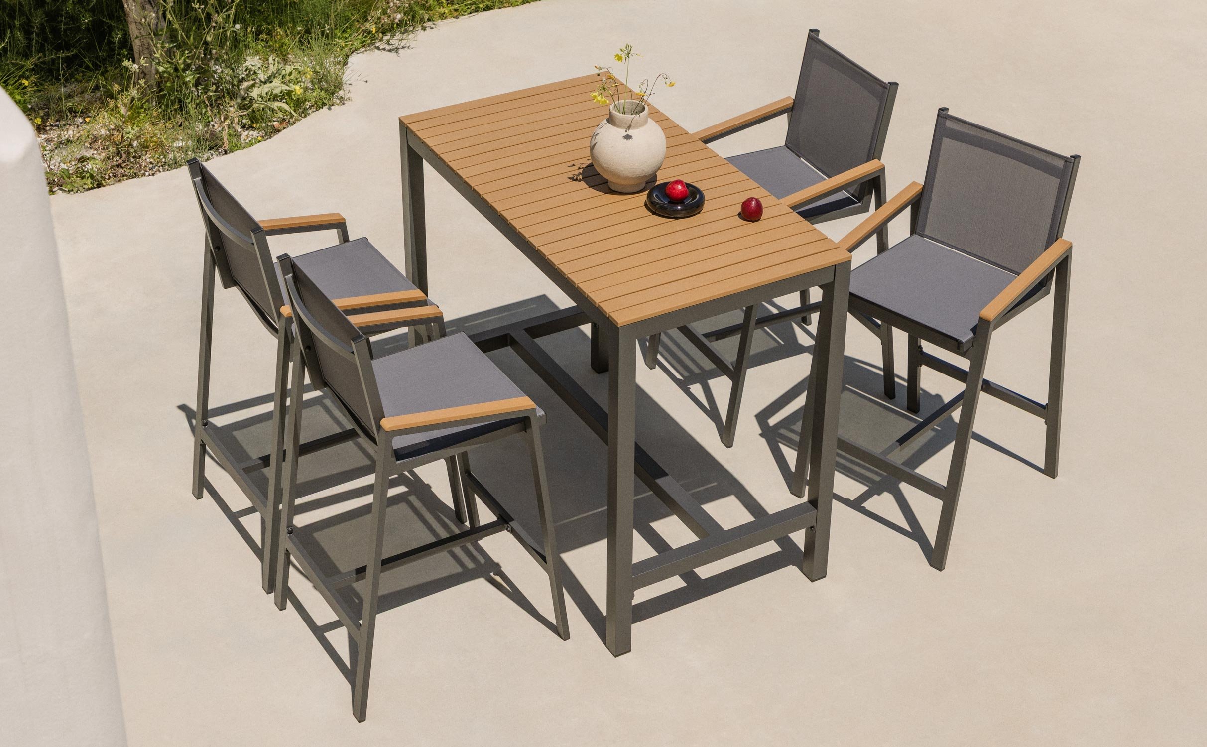 Ensemble Table Haute et 4 Tabourets Hauts D'extérieur en Aluminium Korce, image de la gelerie 1