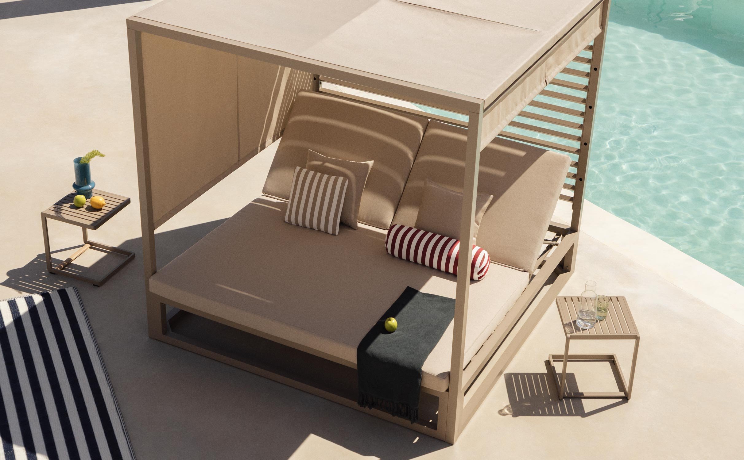 Lit Balinais Inclinable Mersia et 2 Tables d'Appoint en Aluminium Kreta Colours, image de la gelerie 1