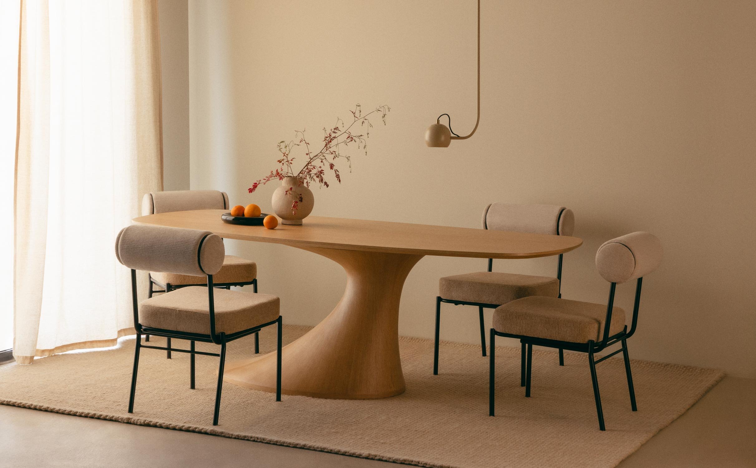 Ensemble Table à Manger Rectangulaire en Bois Flawas et 4 chaises en Tissu Elin, image de la gelerie 1