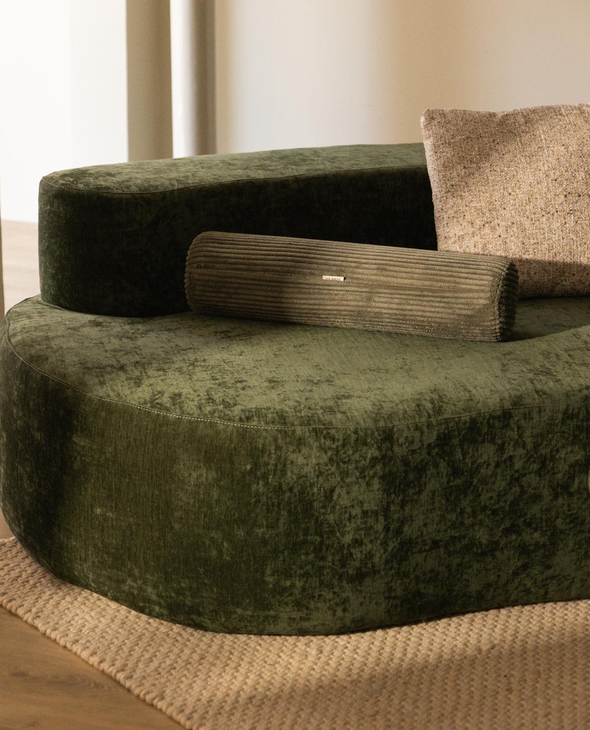 Coussin Cylindrique en Velours Côtelé Épais (63xØ15 cm) Raim, image de la gelerie 2