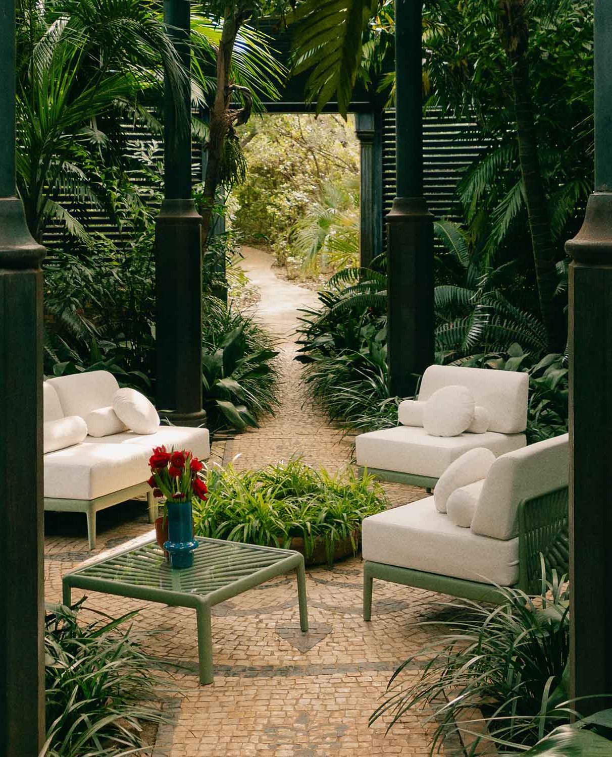 Ensemble de Jardin avec Canapé 2 Places, 2 Fauteuils et une Table Basse en Verre Trempé et Polypropylène Meivy, image de la gelerie 2